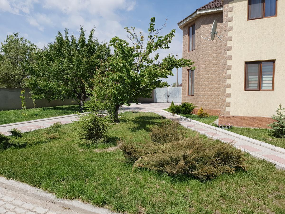 Malibu Guest House Капчагай Екстериор снимка