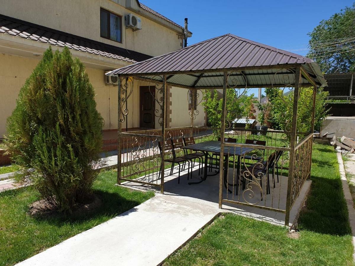 Malibu Guest House Капчагай Екстериор снимка